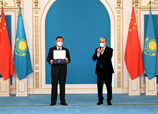 Dans l'après-midi du 14 septembre 2022, heure locale, le président Xi Jinping a re?u la médaille de l'ordre de ? L'aigle d'Or ? des mains du président kazakh Kassym-Jomart Toka?ev au Palais présidentiel de Noursultan. (Rao Aimin / Xinhua)