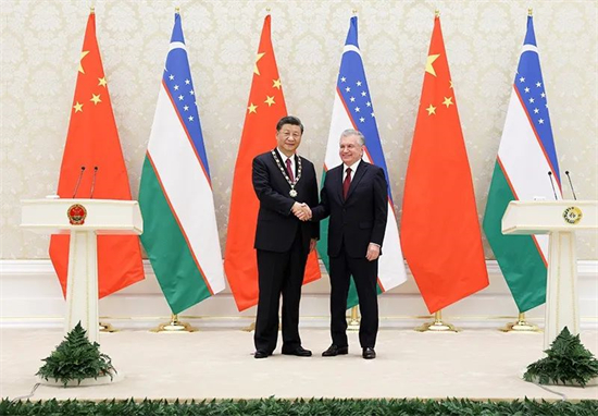 Le 15 septembre 2022, heure locale, le président Xi Jinping a re?u la médaille de ? La Plus Haute Amitié ? des mains du président ouzbek Shavkat Mirziyoyev au Centre international de conférences de Samarcande. (Ding Haitao / Xinhua)