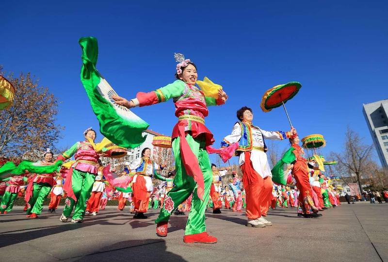 Un spectacle de danse folklorique organisé sur une place de Shijiazhuang, capitale de la province du Hebei (nord de la Chine), pour célébrer l