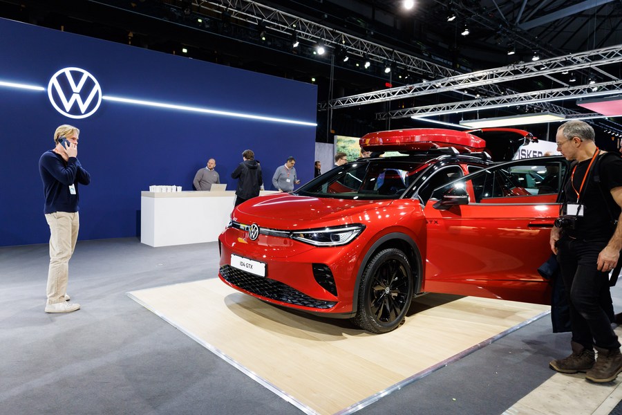 Des gens regardent un véhicule électrique Volkswagen lors de l'eCarExpo 2023 à Stockholm, en Suède, le 3 février 2023. (Wei Xuechao / Xinhua)