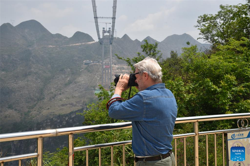 Grégoire de Gaulle, photographe fran?ais, prend des photos sur le chantier de construction du pont du Grand canyon de Huajiang, dans la province du Guizhou (sud-ouest de la Chine), le 27 avril 2024. (Luo Fei / Xinhua)