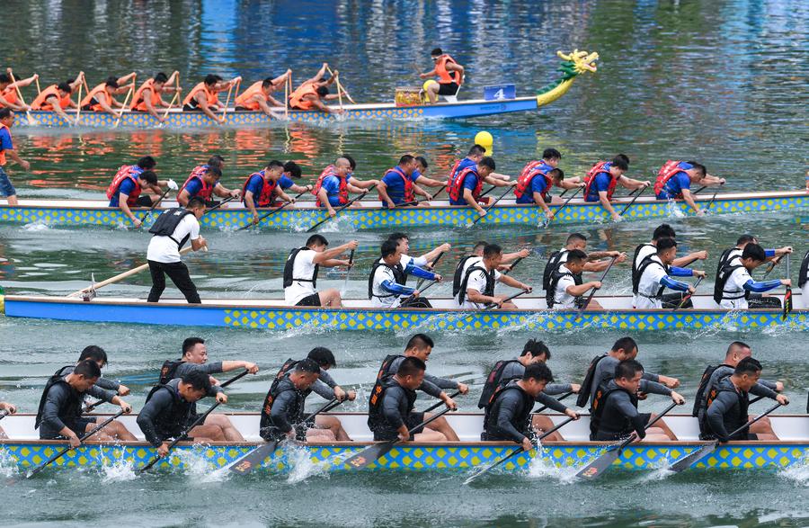 Des participants à une course de bateaux-dragons à Zhenyuan, district de la préfecture autonome Miao et Dong de Qiandongnan, dans la province chinoise du Guizhou (sud-ouest), le 10 juin 2024. (Yang Wenbin / Xinhua)