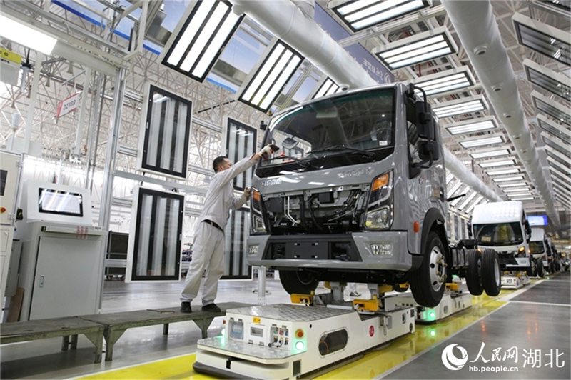 Un ouvrier assemble un camion léger dans l'usine de fabrication intelligente et verte de Dongfeng Motor Corporation à Xiangyang, dans la province du Hubei (centre de la Chine). (Wang Guoji / Le Quotidien du Peuple en ligne)