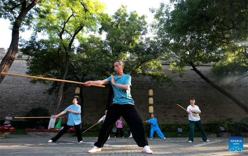 Photo prise le 12 juin 2024 montrant des habitants pratiquant les arts martiaux près des remparts de la ville de Xi'an, capitale de la province du Shaanxi (nord-ouest de la Chine). (Niu Gang / Xinhua)