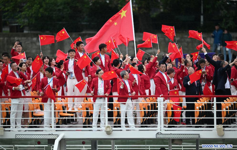 Des membres de la délégation chinoise assistent à la cérémonie d'ouverture des Jeux olympiques de Paris 2024 à Paris, en France, le 26 juillet 2024. (Xinhua/He Canling)