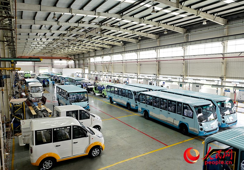 Photo montrant des bus touristiques dans un atelier de production de Liuzhou Wuling Automobile Industry Co., Ltd., situé à Liuzhou, dans la région autonome Zhuang du Guangxi (sud de la Chine). Ces bus touristiques circuleront dans le site touristique du lac Qinghai, dans la province du Qinghai (nord-ouest de la Chine). (Lei Qijun / Le Quotidien du Peuple en ligne)