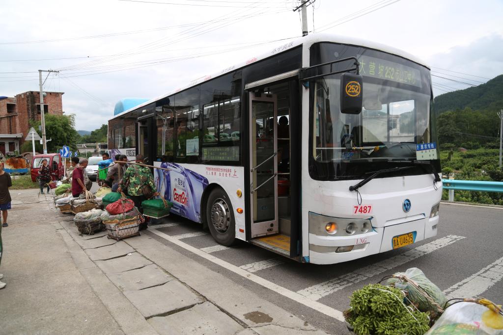 Des producteurs de légumes attendent de prendre le bus spécial n° 252 à Guiyang, capitale de la province du Guizhou (sud-ouest de la Chine). (Photo / Xinhua)