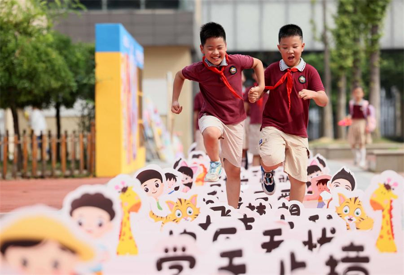 Des élèves participent à un jeu intitulé "marcher à grands pas vers l'avenir" dans une école primaire à Hefei, dans la province chinoise de l'Anhui (est), le 1er septembre 2024. (Photo : Xie Chen)