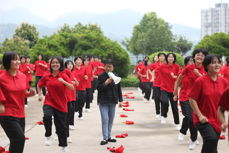 Zhang Guimei, ? mère directrice ? : Je les envoie hors des montagnes et elles me gardent dans le monde