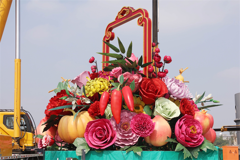 La construction du panier de fleurs ? V?ux à la mère patrie ? de la place Tian'anmen de Beijing est en cours