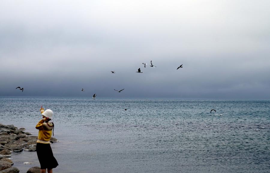 Une touriste pose pour des photos devant le lac Sayram, dans la préfecture autonome mongole de Bortala de la région autonome ou?ghoure du Xinjiang (nord-ouest de la Chine), le 26 septembre 2024. (Photo / Xinhua)