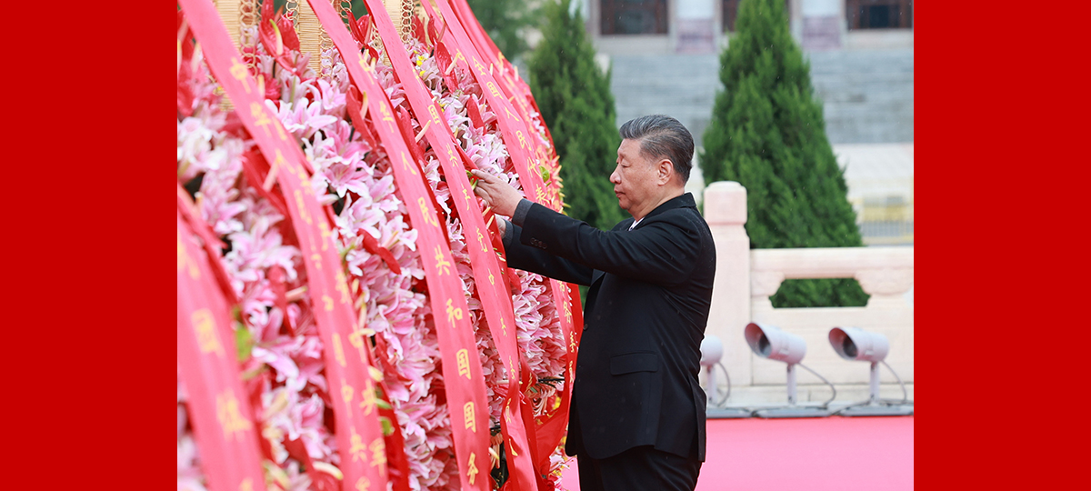 Xi Jinping rend hommage aux héros à l'occasion de la Journée des martyrs